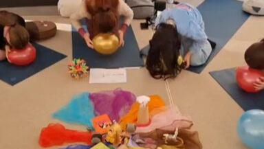 Kinderyoga Kinder entdecken spielerisch Yoga mit Klangschalen, Farben und Bewegung