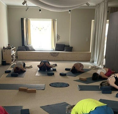 Yoga im Flowstudio Ein geschützter Raum für Ruhe und Bewegung
