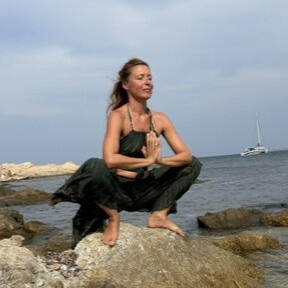 Christiane Ludwig – Chri Yogaflow Yogalehrerin Christiane Ludwig in Malasana am Meer